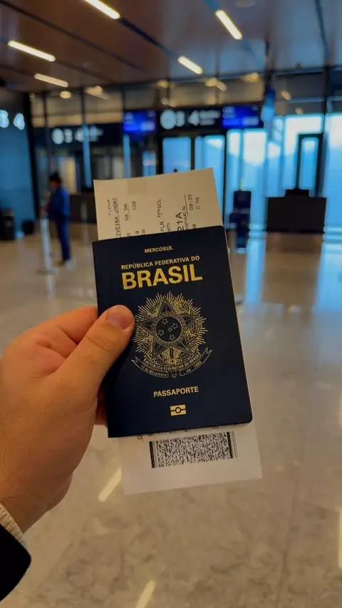 Passaporte e cartão de embarque no aeroporto